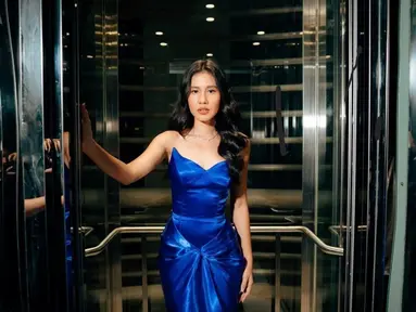 Artis Shenina Cinnamon tampil menawan saat menghadiri gala premiere serial film "Dia Angkasa". . Pada kesempatan tersebut, Shenina mengenakan gaun biru elegan yang membuatnya semakin memukau. (Liputan6.com/IG/@sheninacinnamon)