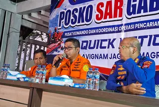 Pada Rabu (16/9/2026), Tim SAR Gabungan menemukan sebuah terpal berwarna hijau yang diduga terbawa arus di sekitar lokasi pencarian lima jurnalis dan tiga orang lainnya. (Liputan6.com/Rifqy Alief Abiyya)