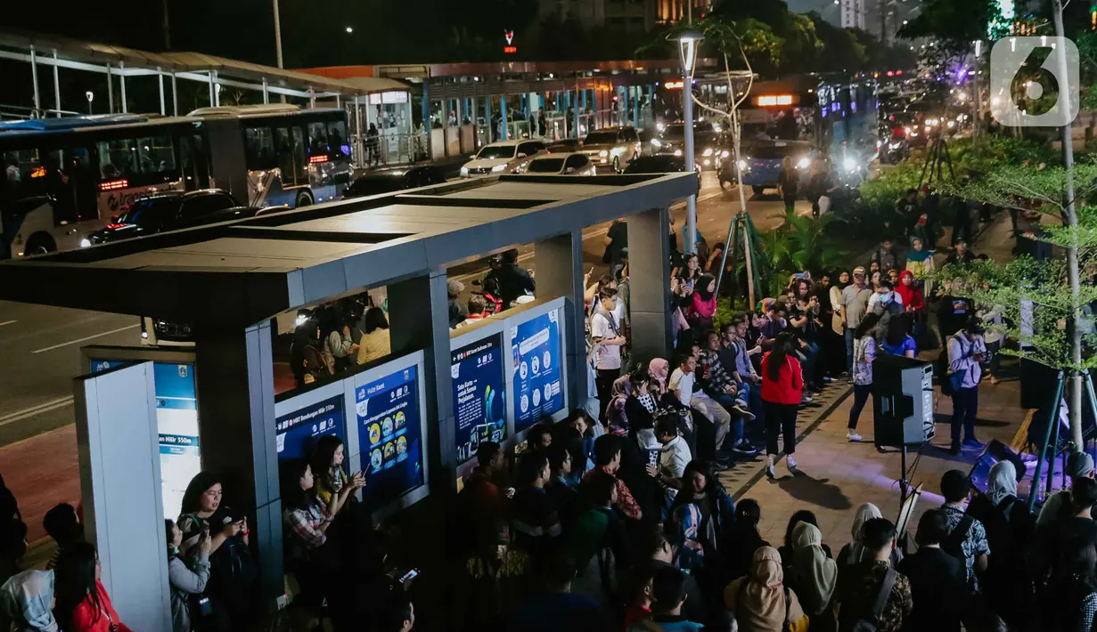 Grup musik OP Voice Band tampil dalam acara bertajuk Musik Tepi Barat dan Timur di jalur pedestrian kawasan Sudirman, Jakarta, Jumat (22/11/2019). Kegiatan rutin itu diadakan Dinas Pariwisata dan Kebudayaan Provinsi DKI pada Selasa dan Jumat mulai pukul 16.30 - 19.30 WIB (Liputan6.com/Faizal Fanani)