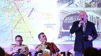Gubernur Sumatera Selatan, Alex Noerdin (kanan) memberi keterangan saat diskusi persiapan pelaksanaan Asian Games 2018 di Jakarta, Rabu (2/5). Diskusi membahas kemajuan kesiapan sarana maupun infrastruktur. (Liputan6.com/Helmi Fithriansyah)