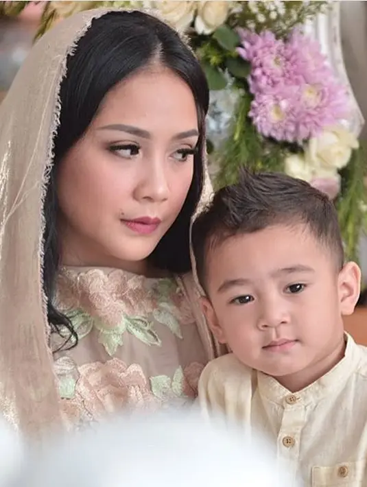 “Cantik mba Nagita.. Kebangetah dahh cantikk nya mba Nagita,” tulis akun @dora_sinabutar. “Masya Allahhh cantikkknyaa,” tulis akun  lainnya yang juga memuji Nagita Slavina. (Instagram)