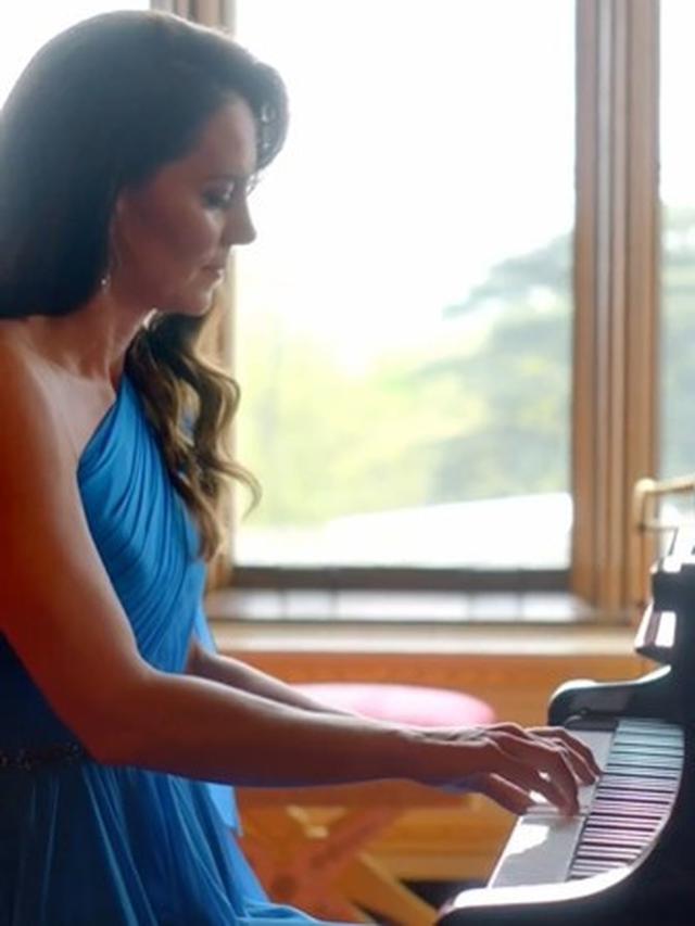 Kate Middleton Bermain Piano