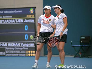 Perjuangan ganda putri Indonesia, Aldila Sutjiadi/Janice Tjen terhenti di semifinal cabor tenis Asian Games 2022 setelah ditaklukkan pasangan Chinese Taipei, Chan Hao Ching/Chan Yung Jan dengan dua set langsung 2-6, 2-6 dalam laga yang digelar di Hangzhou Olympic Centre Tennis, China, Kamis (28/9/2023) siang WIB. Dengan hasil ini, Aldila Sutjiadi/Janice Tjen dipastikan merebut medali perunggu. (NOC Indonesia/Hendri K Rahman)