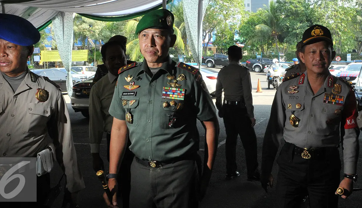 Panglima Kodam Jaya Mayjen Agus Sutomo (tengah) saat tiba di Mapolda Metro Jaya, Jakarta, Selasa (21/7/2015). Pertemuan membahas kondisi terkini Ibukota pasca lebaran dan melakukan halal bihalal. (Liputan6.com/Herman Zakharia)