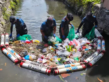 Sebagai bentuk tanggung jawab sosial dan lingkungan (TJSL), BRI melalui BRI Peduli menghadirkan program &ldquo;Jaga Sungai, Jaga Kehidupan&rdquo; bekerja sama dengan Yayasan Sungai Watch. Program ini fokus memulihkan kebersihan sungai, salah satunya di Tukad Badung, Denpasar, dengan memasang jaring penahan sampah dan mencegah limbah rumah tangga masuk ke laut. (Sumber: BRI Peduli)