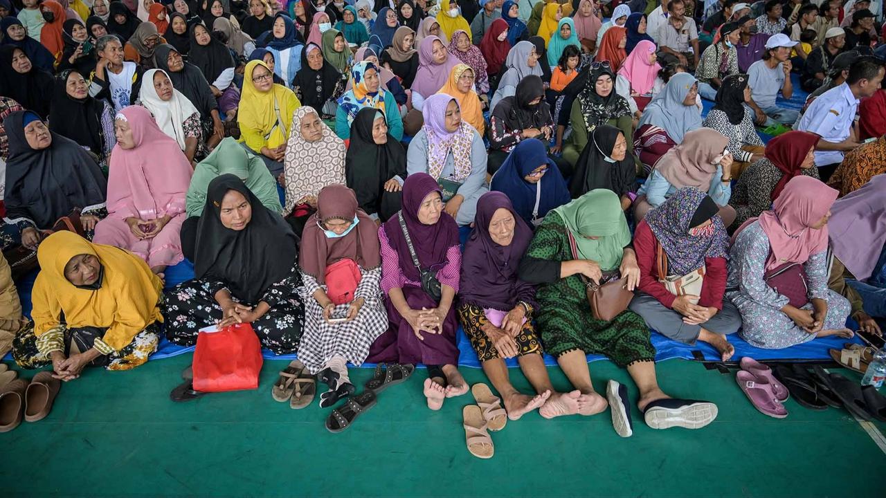 FOTO: Ribuan Warga Surabaya Antre Zakat Mal Rp 500 Ribu per Orang di Masjid Cheng Hoo