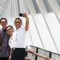 Gubernur DKI Jakarta Anies Baswedan berswafoto saat meresmikan jembatan penyeberangan orang (JPO) di Jalan Jenderal Sudirman, Kamis (28/2). JPO yang diresmikan adalah JPO Gelora Bung Karno dan JPO Bundaran Senayan. (Liputan6.com/Immanuel Antonius)