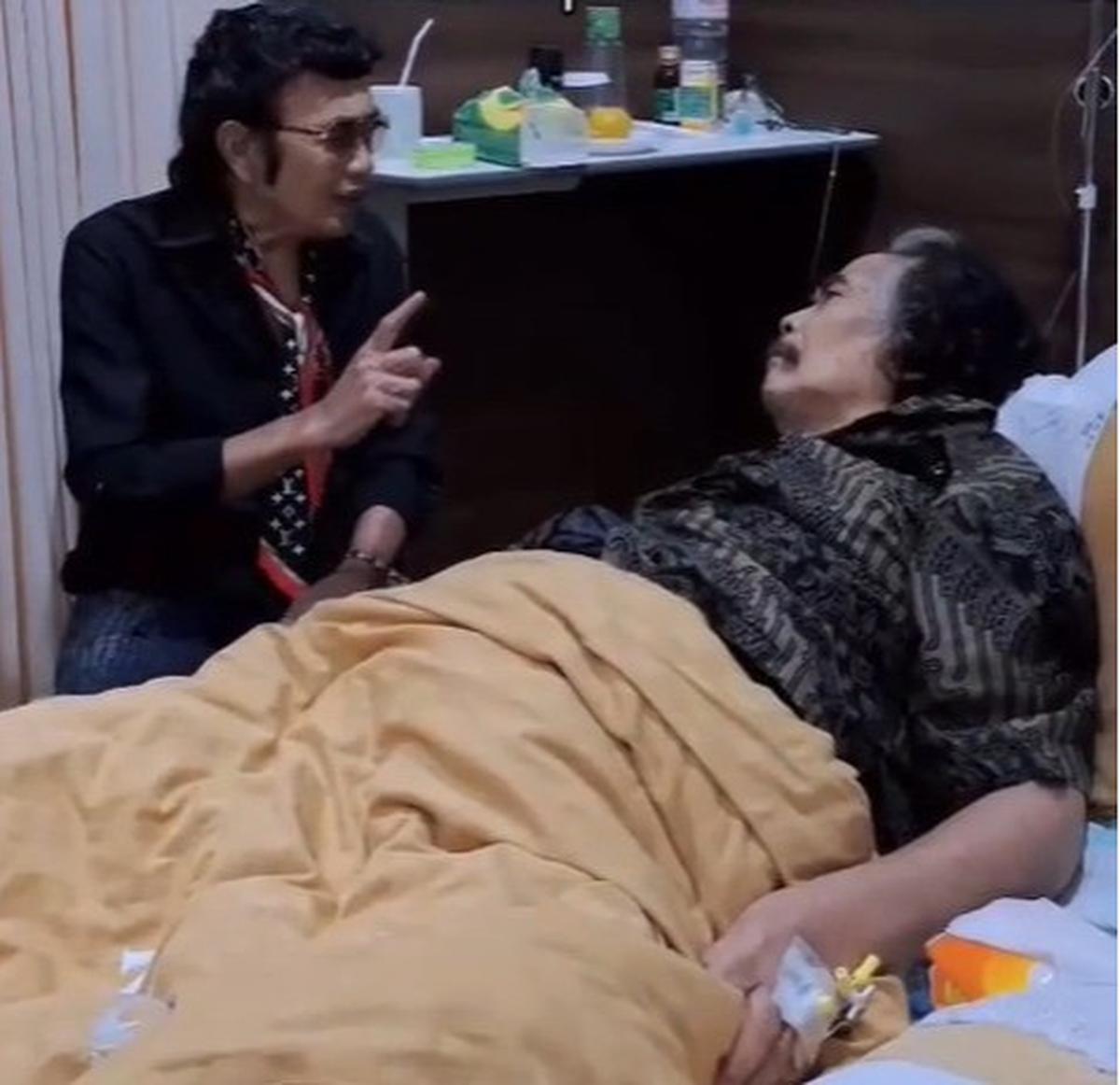 Momen Si Raja Dangdut Jenguk hingga Nasehati Jaja Miharja yang Terbaring di Rumah Sakit