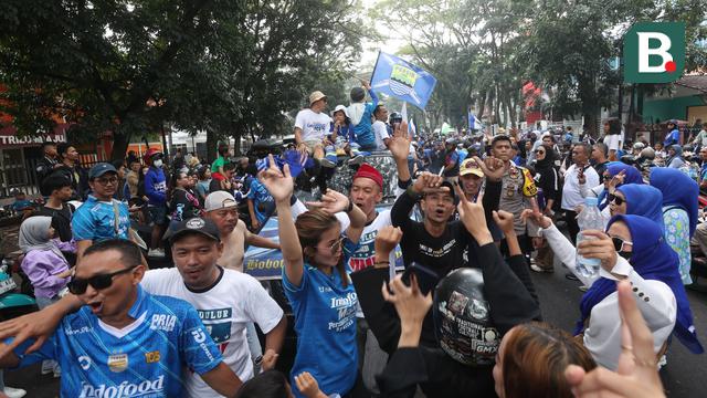Foto: Sambut Kedatangan Skuad Persib usai Juara Championship Series BRI Liga 1 2023/2024, Bobotoh Lakukan Pawai di Kota Bandung