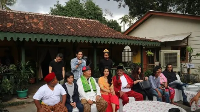 Saat preskon SI DOEL THE MOVIE di daerah Lebak Bulus (credit : instagram.com/sidoelanaksekolahan)Saat preskon SI DOEL THE MOVIE di daerah Lebak Bulus (credit : instagram.com/sidoelanaksekolahan)