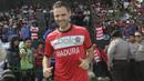Pemain asing Madura United FC, Toni Espinosa Mossi, memasuki lapangan sebelum beruji coba melawan Persiba Balikpapan di Stadion Ahmad Yani, Sumenep, Sabtu (20/2/2016). (Bola.com/Vitalis Yogi Trisna)