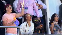 Rihanna tampil seksi saat menyaksikan Kejuaraan Dunia Kriket 2019 (Lindsey Parnaby / AFP)