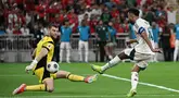 Kiper Timnas Indonesia, Maarten Paes, berusaha menghalau bola tendangan Pemain Arab Saudi, Saleem Al Dawsari, pada laga Grup B putaran keempat Kualifikasi Piala Dunia 2026 Zona Asia di King Abdullah Sports City Stadium, Jeddah, pada Kamis (9/10/2025) dini hari WIB. (AP Photo)
