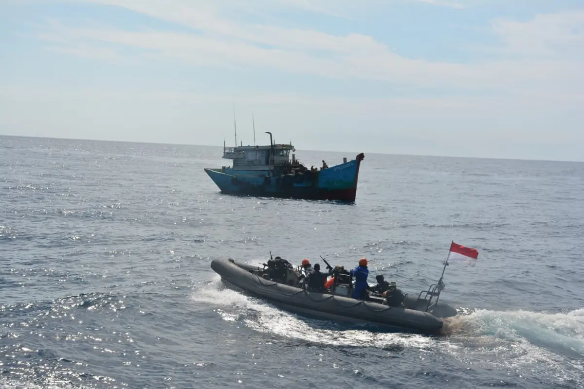 TNI Menangkap Dua Kapal Vietnam di Laut Natuna Utara.