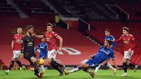 Striker Everton, Dominic Calvert-Lewin, ketika menembakkan bola yang berbuah gol ketiga Everton ke gawang Manchester United pada akhir pertandingan pekan ke-23 Premier League di Old Trafford, Minggu (7/2/2021) dini hari WIB. Everton menahan imbang Manchester United 3-3. (MICHAEL REGAN / POOL / AFP)