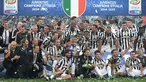 Juventus akhirnya mengangkat trofi juara Liga Italia Serie A yang ke-31. I Bianconeri merayakan titel juara tersebut usai membungkam Napoli 3-1 di Juventus Stadium, Sabtu (23/5) malam WIB.