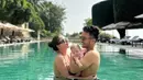 Saat berlibur, Jessica Mila dan Yakup mengajak putrinya berenang. Jessica dengan bikininya dan Yakup mengenakan celana pendek hitam. [@jscmila]