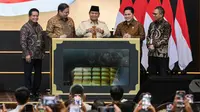 Peresmian ditandai dengan memasukkan batangan emas ke dalam treasure box yang disediakan. (BAY ISMOYO/AFP)