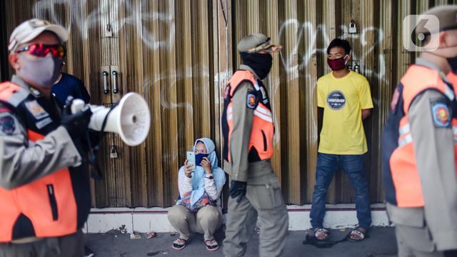 FOTO: PSBB Diperpanjang, PKL Tanah Abang Kembali Ditertibkan