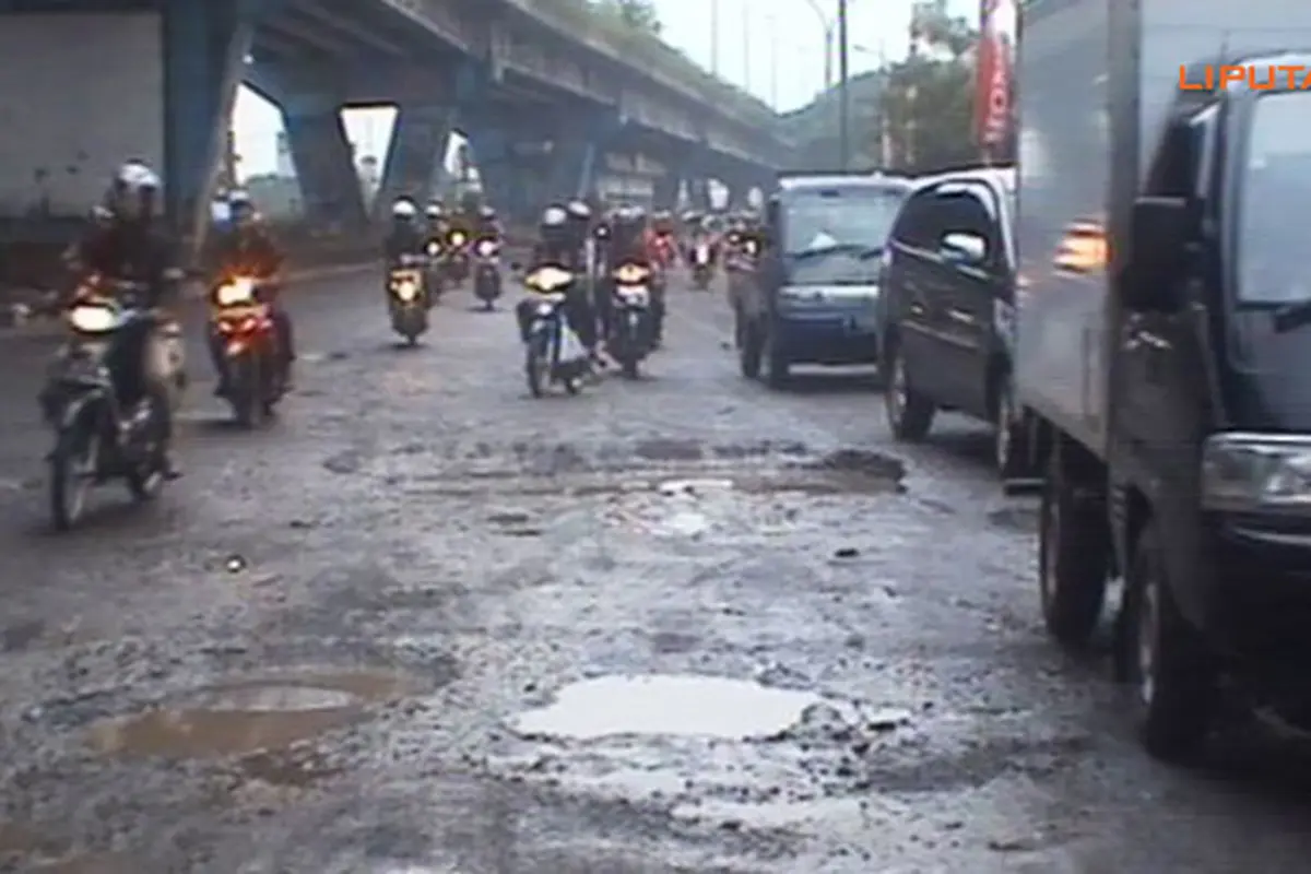 jalan-rusak-140122-b.jpg