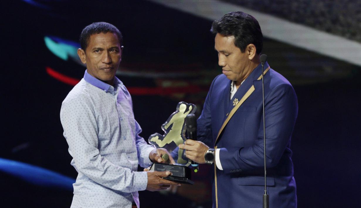 Pelatih Timnas Indonesia U-16, Bima Sakti, memberi penghargaan kepada Erwin Lestaluhu pada acara Indonesian Soccer Awards 2019 di Emtek City, Jumat (10/1/2020). Timnas Indonesia U-16 memensiunkan nomor punggung dua yang sebelumnya dipakai oleh Alfin Lestaluhu. (Bola.com/M Iqbal Ichsan)