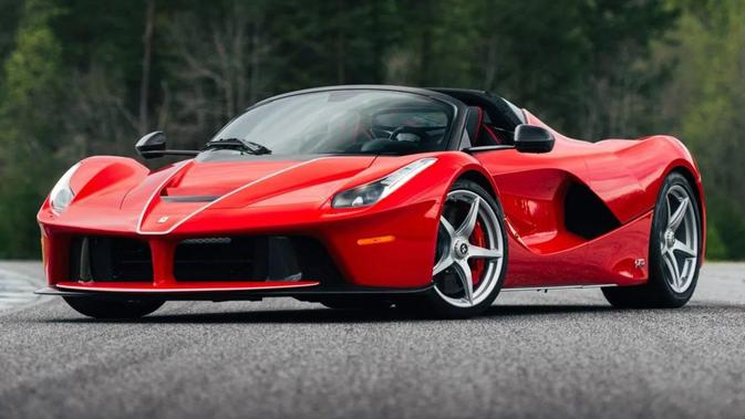 Ferrari LaFerrari adalah penerus langsung dari Ferrari Enzo yang legendaris.  Di balik desainnya yang sangat atraktif dan agresif terdapat unit mesin yang liar, yaitu unit V12 6.300cc dengan motor listrik.  Dapur pacunya mampu menghasilkan tenaga hingga 950 hp yang disalurkan ke transmisi dual-clutch 7-percepatan.  Akselerasi dari 0 hingga 100 km/jam dapat diselesaikan oleh LaFerrari dalam waktu 2,9 detik.