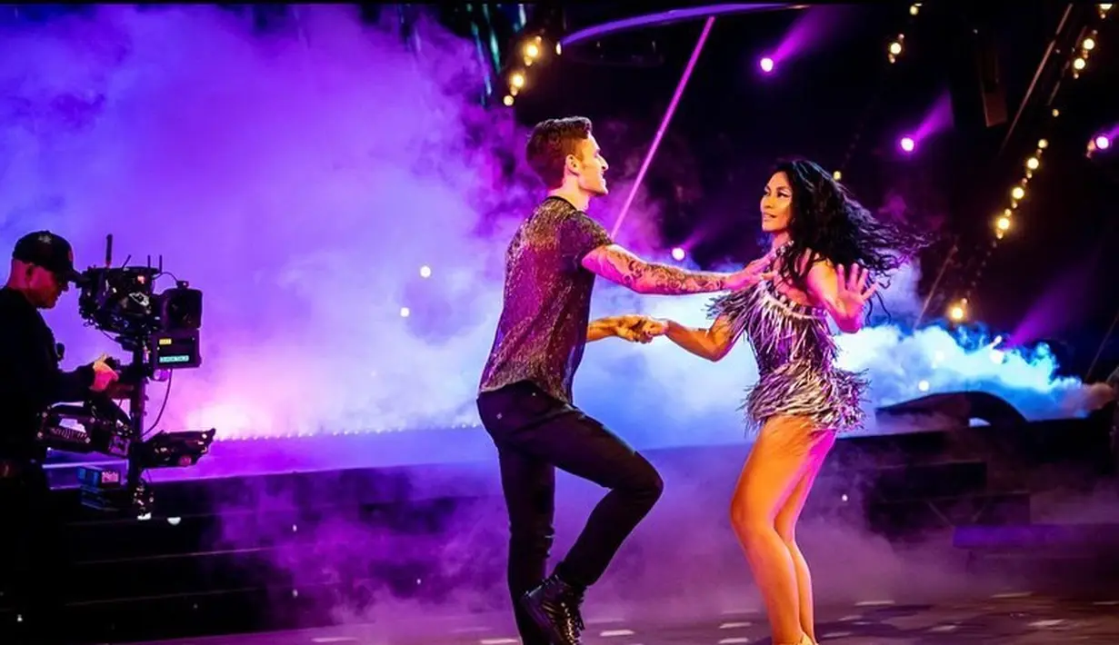 Anggun C Sasmi, menggunakan sepatu hak tinggi namun tak menghalanginya dalam bergoyang. (Foto: Instagram/@anggun_cipta)