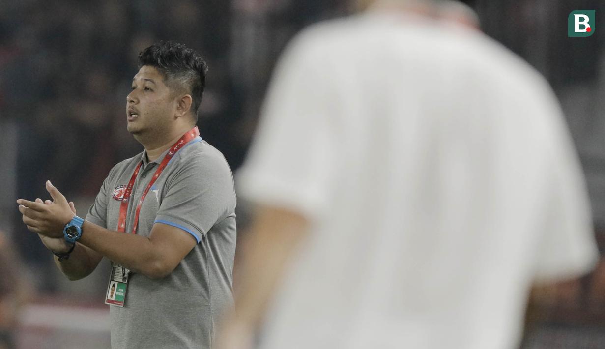 Pelatih Home United, Aidil Sharin, saat pertandingan melawan Persija Jakarta pada laga Piala AFC di SUGBK, Jakarta, Selasa (15/5/2018). Persija takluk 1-3 dari Home United. (Bola.com/M Iqbal Ichsan)