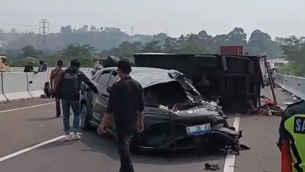 Penampakan mobil listrik BYD usai menabrak truk boks di Tol Bocimi. (Liputan6.com/Fira)