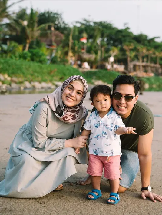 Gina dan Kinos sangat berbahagia mengasuh anak pertamanya . Kebahagiaan sang buah hati nampaknya menjadi keutamaan pasangan muda ini. (Instagram/missnyctagina)
