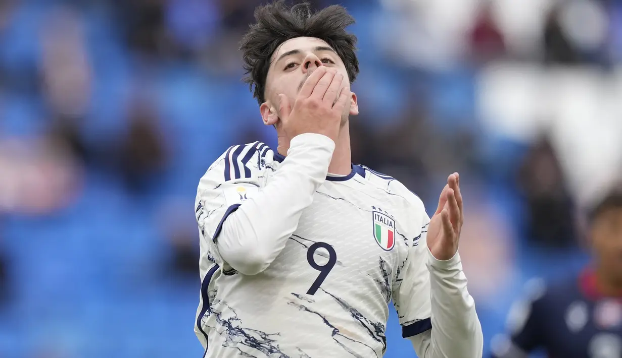 Selebrasi striker Timnas Italia U-20, Giuseppe Ambrosino setelah mencetak gol kedua ke gawang Republik Dominika pada laga terakhir Grup D Piala Dunia U-20 2023 di Malvinas Argentinas Stadium, Mendoza, Argentina (27/5/2023). (AP Photo/Natacha Pisarenko)