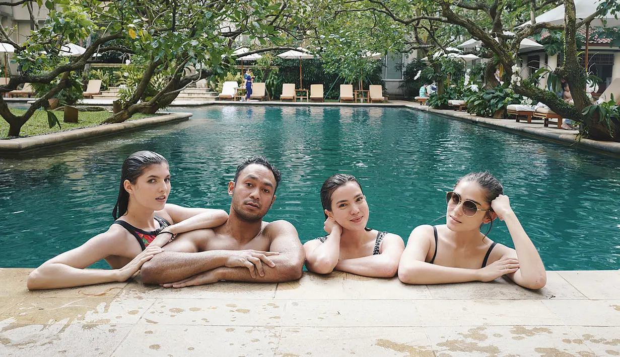 Nah, untuk yang satu ini Yasmine tengah bersama geng sosialitanya. Yasmine yang sedang berada di kolam renang terlihat begitu seksi. Makin kece, ia memakai kacamata hitamnya yang hits. (Instagram/yaswildblood)