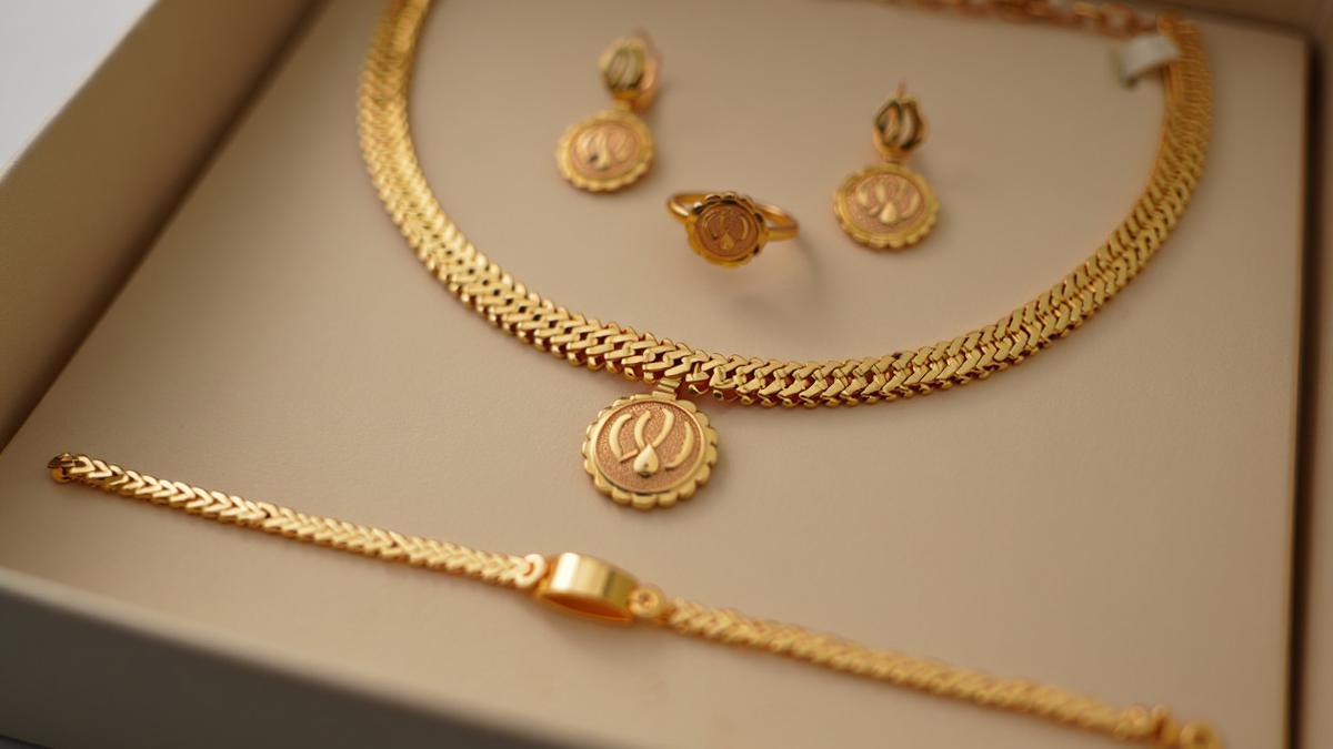 Update Harga Emas Perhiasan Hari Ini 8 Maret 2026: Raja Emas hingga Lakuemas Melonjak