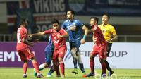 Para pemain ldari kedua kubu melerai Vendry Mofu dan Vladimir Vujovic saat  adu mulut pada perebutan tempat ketiga Piala Presiden 2017 di Stadion Pakansari, Bogor, Sabtu (11/3/2017). (Bola.com/Nicklas Hanoatubun)