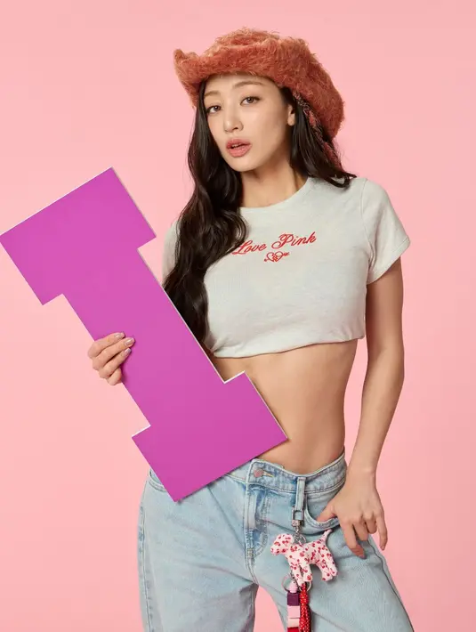 Tahun lalu merupakan tahun yang luar biasa bagi TWICE. Mereka adalah girl group K-pop pertama yang menjadi headliner Lollapalooza, mereka berkontribusi pada soundtrack acara hit KPop Demon Hunters, merilis album peringatan 10 tahun mereka, dan tampil di Victoria’s Secret Fashion Show. (Foto: Victoria's Secret/ PINK/ INSTAGRAM)