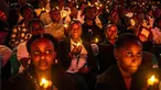 Para pemuda Rwanda memegang lilin saat mengambil bagian dalam acara mengheningkan cipta memperingati 30 tahun genosida Rwanda tahun 1994 di BK Arena, Kigali, 7 April 2024. (LUIS TATO/AFP)