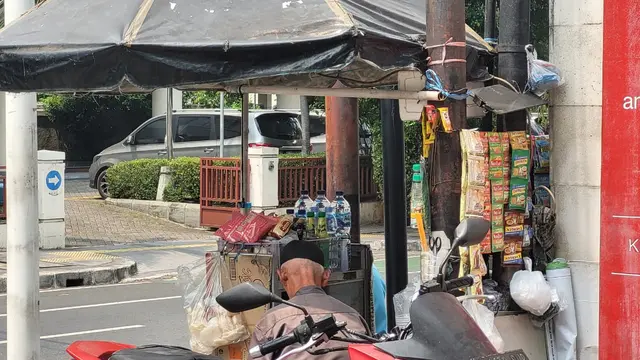 Supraman, 62 tahun, menawarkan kopi starling di dekat Stasiun Gondangdia, Jakarta Pusat. (Liputan6.com/Drey)