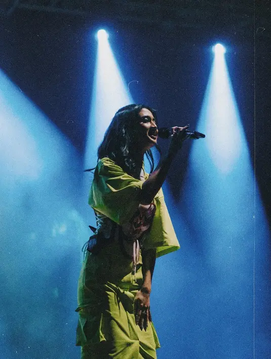 Beberapa kesempatan, Keisya mengenakan korset sebagai aksen penampilan [instagram/keisyalevronka]