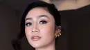 Wajah Febby Rastanty terlihat makin glowing dan flawless dalam pulasan makeup bernuansa nude. Baik pada eyeshadow maupun lipstik yang ia kenakan [@philipekarunia]