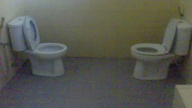 6 Potret WC Buat Bareng-Bareng Ini Nyeleneh Banget, Bikin Tepuk Jidat