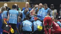 Pemain Bayern Munchen, Jamal Musiala, mendapat perawatan medis dalam laga perempat final Piala Dunia Antarklub melawan&nbsp;PSG di Atlanta, Sabtu (5/7/2025). (AP Photo/Mike Stewart)