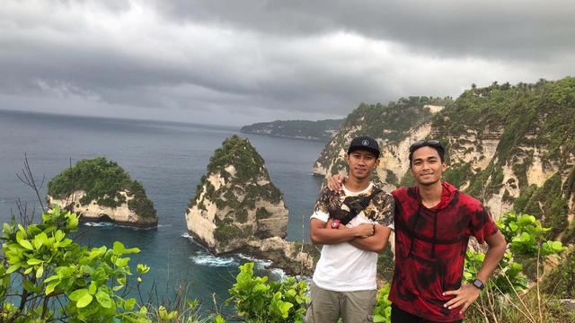 Dua pesepak bola muda Indonesia, Antoni Putro Nugroho (kiri) dan Bagas Adi Nugroho