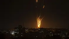 Roket diluncurkan dari Jalur Gaza menuju Israel, di Gaza, Rabu, 10 Mei 2023. (AP Photo/Fatima Shbair)