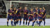 Para pemain legenda Barcelona merayakan gol pertama timnya yang dicetak oleh Rivaldo ke gawang DRX World Legends dalam laga Clash of Legends di Stadion Utama Gelora Bung Karno (SUGBK), Senayan, Jakarta, Sabtu (18/04/2026). (Bola.com/Bagaskara Lazuardi)