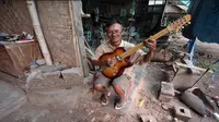 Bekerja dengan Hati, Gitar Buatan Hadi Terkenal hingga Rusia