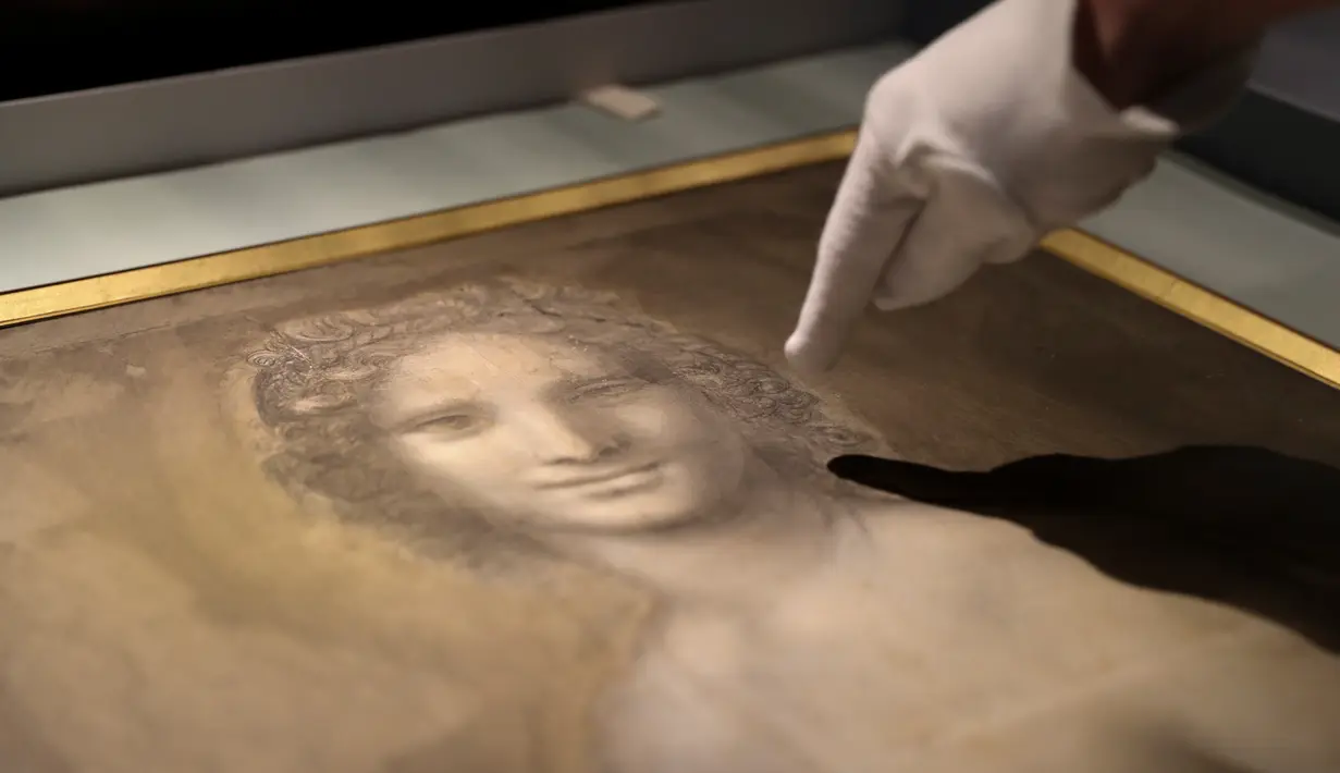 Lukisan 'Monna Vanna' atau dikenal dengan 'Mona Lisa Telanjang' ditunjukkan di Museum Conde, Chantilly, Prancis, Senin (11/3). Penggunaan teknik sfumato pada lukisan tersebut juga menguatkan teori bahwa Da Vinci adalah pembuatnya. (Kenzo Tribouillard/AFP)