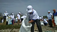 Bersih-bersih sampah plastik di pantai Cirebon bagian dari komitmen Indonesia dan Korea Selatan. Foto (Liputan6.com / Panji Prayitno)