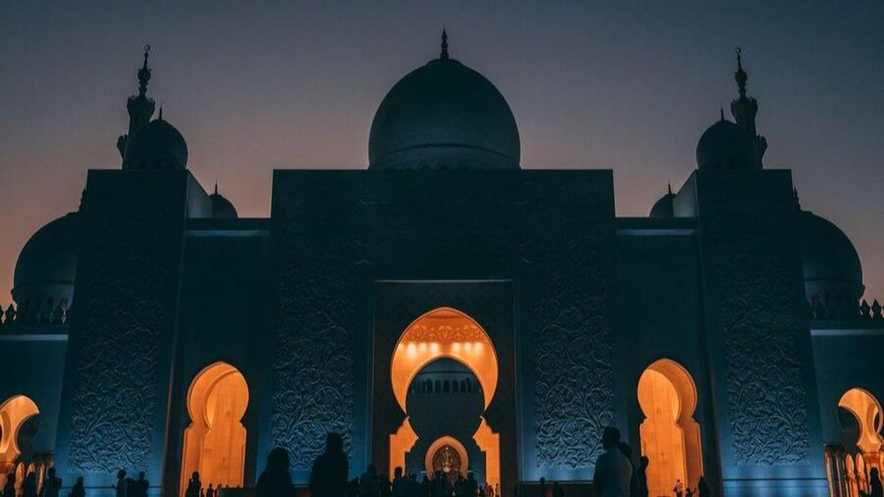 Momen Mengharukan Non Muslim Dapat Makan di Masjid saat Lapar & Tak Punya Uang, 'Aku Makan Sambil Menangis