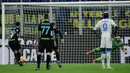 Menit ke-23, tuan rumah mendapat hadiah penalti usai VAR memvonis Kalidou Koulibaly melakukan handball di kotak terlarang.
Calhanoglu yang bertindak sebagai algojo pun sukses menjalankan tugasnya dengan sempurna mengecoh David Ospina. (AFP/Filippo Monteforte)