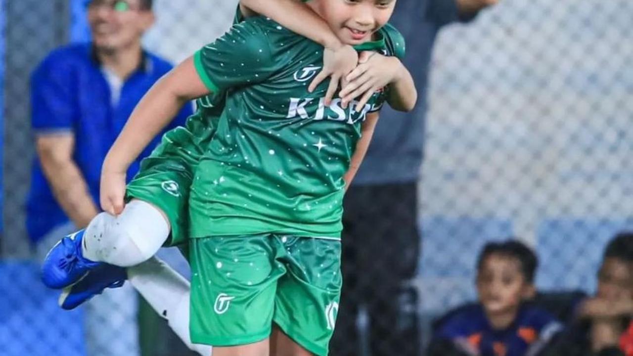 Dalam unggahan di akun Instagram Judika, ia berbagi tentang kecintaan Judeo terhadap sepak bola. "Tiada hari tanpa bola. Kalau udah ngeliat bola senangnya luarbiasa. Kayaa bapakkee..."
